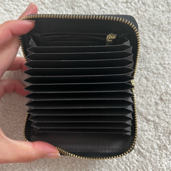 Small leather zipper card holder with bee design - Picture 2 of 3